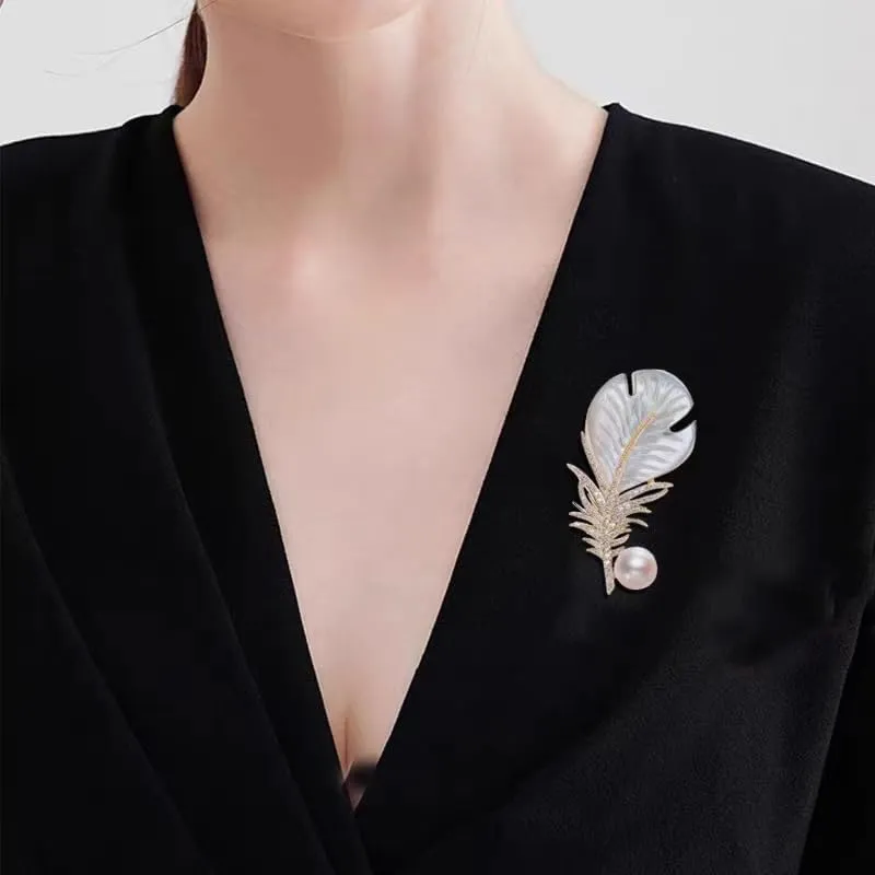 Rhinestone Feather Brooch Pin for Men Women Gold Silver Plated Elegant Delicate Leaves Hat Bag Suit Tie Crystal Pearl Lapel Brooches Trendy Jewelry Gifts