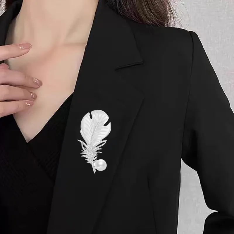 Rhinestone Feather Brooch Pin for Men Women Gold Silver Plated Elegant Delicate Leaves Hat Bag Suit Tie Crystal Pearl Lapel Brooches Trendy Jewelry Gifts