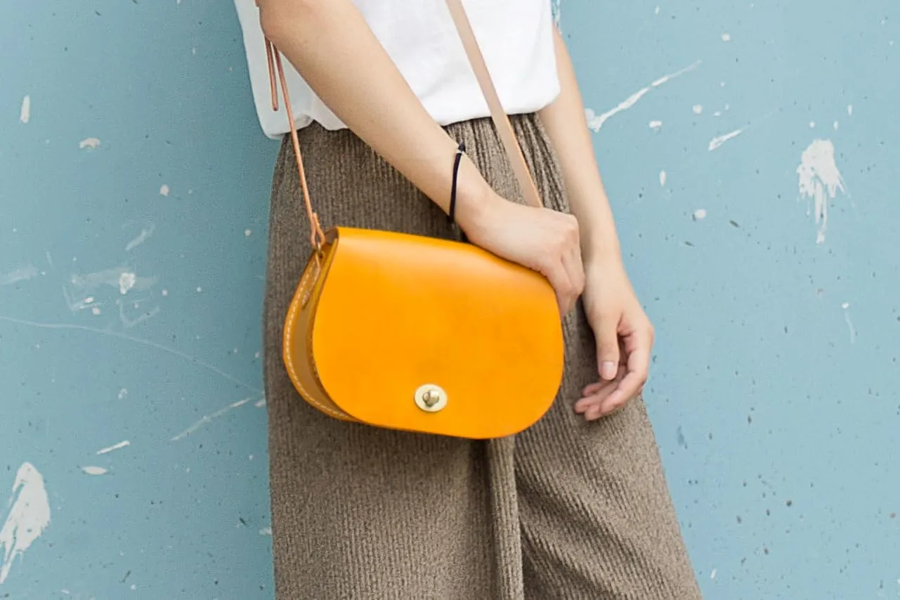 Women's Cowhide Leather Saddle Handbag Handmade Shoulder Bag-Round Shape Full Flap (honey)